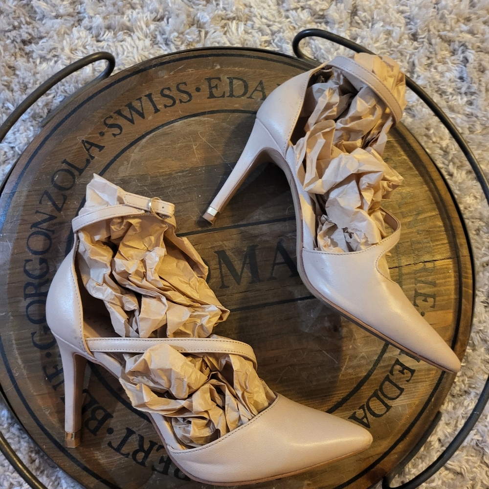 KELLY & KATIE nude pointed toe stiletto heels